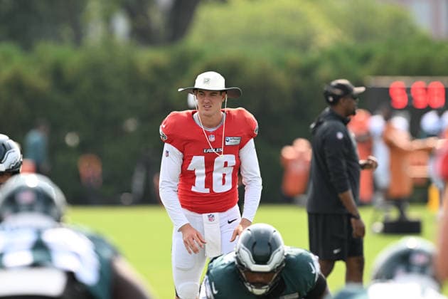 PHILADELPHIA, PA - AUGUST 10: Philadelphia Eagles quarterback Tanner McKee 16 prepares to hike the ball during the Philadelphia Eagles training camp on August 10th, 2026 at Jefferson Health Training Complex in Philadelphia, PA. (Photo by Terence Lewis Icon Sportswire) NFL, American Football Herren, USA AUG 10 Eagles Training Camp EDITORIAL USE ONLY Icon260810026