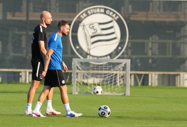SOCCER - UEFA CL, Sturm vs Fenerbahce GRAZ,AUSTRIA,10.AUG.26 - SOCCER - UEFA Champions League, qualification, Sturm Graz vs Fenerbahce Istanbul, preview, training Sturm. Image shows Gorenc Stankovic and head coach Fabio Ingolitsch (Sturm).  GEPAxpictures xMichaelxRiedler