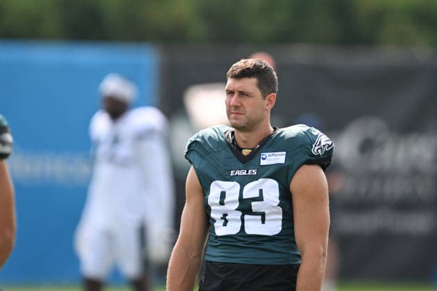 PHILADELPHIA, PA - AUGUST 10: Philadelphia Eagles tight end Johnny Mundt 83 looks on during the Philadelphia Eagles training camp on August 10th, 2026 at Jefferson Health Training Complex in Philadelphia, PA. (Photo by Terence Lewis Icon Sportswire) NFL, American Football Herren, USA AUG 10 Eagles Training Camp EDITORIAL USE ONLY Icon260810030