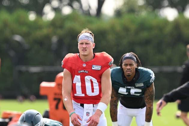 PHILADELPHIA, PA - AUGUST 10: Philadelphia Eagles quarterback Cole Payton 10 prepares to hike the ball during the Philadelphia Eagles training camp on August 10th, 2026 at Jefferson Health Training Complex in Philadelphia, PA. (Photo by Terence Lewis Icon Sportswire) NFL, American Football Herren, USA AUG 10 Eagles Training Camp EDITORIAL USE ONLY Icon260810032