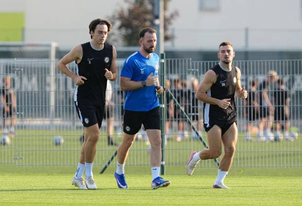 SOCCER - UEFA CL, Sturm vs Fenerbahce GRAZ,AUSTRIA,10.AUG.26 - SOCCER - UEFA Champions League, qualification, Sturm Graz vs Fenerbahce Istanbul, preview, training Sturm. Image shows Albert Vallci and Juergen Heil (Sturm).  GEPAxpictures xMichaelxRiedler