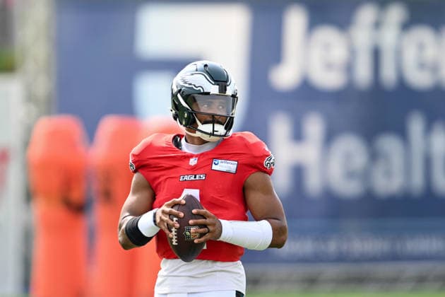 PHILADELPHIA, PA - AUGUST 10: Philadelphia Eagles quarterback Jalen Hurts 1 throws the ball during the Philadelphia Eagles training camp on August 10th, 2026 at Jefferson Health Training Complex in Philadelphia, PA. (Photo by Terence Lewis Icon Sportswire) NFL, American Football Herren, USA AUG 10 Eagles Training Camp EDITORIAL USE ONLY Icon260810040