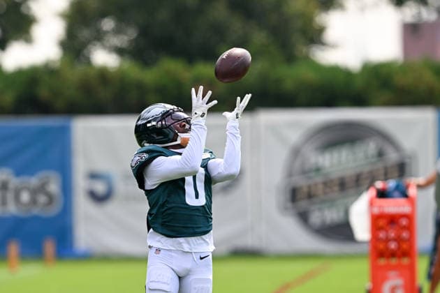 PHILADELPHIA, PA - AUGUST 10: Philadelphia Eagles wide receiver Hollywood Brown 0 catches the ball during the Philadelphia Eagles training camp on August 10th, 2026 at Jefferson Health Training Complex in Philadelphia, PA. (Photo by Terence Lewis Icon Sportswire) NFL, American Football Herren, USA AUG 10 Eagles Training Camp EDITORIAL USE ONLY Icon260810053