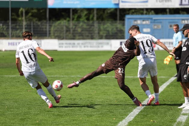 Fußball I Herren I Saison 2026 2027 I Regionalliga Nord I 2.Spieltag I FC St.Pauli II - Bremer SV I 09.08.2026 Oliver Michel (16, Bremer SV) Abdul Alassani (22, FC St.Pauli II) Ian Scheffler (19, Bremer SV) *** Soccer I Men s I 2026–2027 Season I Regionalliga Nord I Matchday 2 I FC St. Pauli II vs. Bremer SV I August 9, 2026 Oliver Michel 16, Bremer SV Abdul Alassani 22, FC St. Pauli II Ian Scheffler 19, Bremer SV Copyright: xLobeca RalfxHomburgx