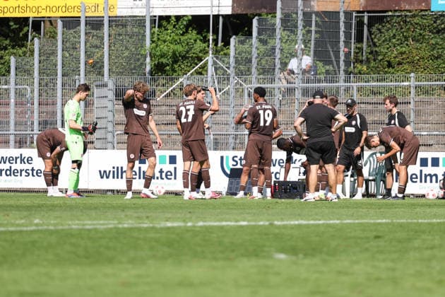 Fußball I Herren I Saison 2026 2027 I Regionalliga Nord I 2.Spieltag I FC St.Pauli II - Bremer SV I 09.08.2026 Trinkpause beim FC St.Pauli II *** Soccer I Men s Team I 2026–2027 Season I Regionalliga Nord I Matchday 2 I FC St. Pauli II vs. Bremer SV I August 9, 2026 Water break during the FC St. Pauli II match Copyright: xLobeca RalfxHomburgx