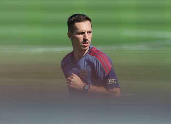 10.08.2026, FC Bayern Training , Saebenerstrasse Muenchen, Fussball, im Bild: Bryan Zaragoza (FC Bayern Muenchen) allein gelassen *** August 10, 2026, FC Bayern Training, Saebenerstrasse, Munich, Soccer, Sports, Pictured: Bryan Zaragoza, left alone at FC Bayern Munich