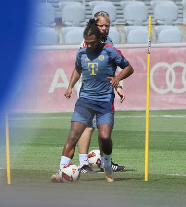 10.08.2026, FC Bayern Training , Saebenerstrasse Muenchen, Fussball, im Bild: Serge Gnabry (FC Bayern Muenchen) von Benjamin Sommer (FC Bayern Muenchen) beobachtet *** August 10, 2026, FC Bayern Training, Saebenerstrasse, Munich, Soccer, Sports, Pictured: Serge Gnabry of FC Bayern Munich, photographed by Benjamin Sommer, FC Bayern Munich