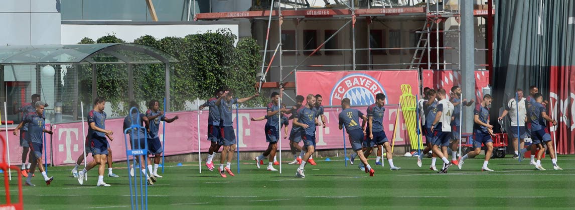 10.08.2026, FC Bayern Training , Saebenerstrasse Muenchen, Fussball, im Bild: FCB Team erste Training an der Saebenerstrasse *** August 10, 2026, FC Bayern Training, Säbenerstraße, Munich, Soccer, Sports, Pictured: FCB Team s first training session at Säbenerstraße