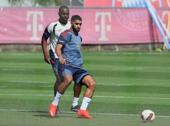10.08.2026, FC Bayern Training , Saebenerstrasse Muenchen, Fussball, im Bild: Floribert NGalula (FC Bayern Muenchen) vs Ismael Saibari (FC Bayern Muenchen) *** August 10, 2026, FC Bayern Training, Saebenerstrasse, Munich, Soccer, Sports, Pictured: Floribert NGalula (FC Bayern Munich) vs. Ismael Saibari (FC Bayern Munich)