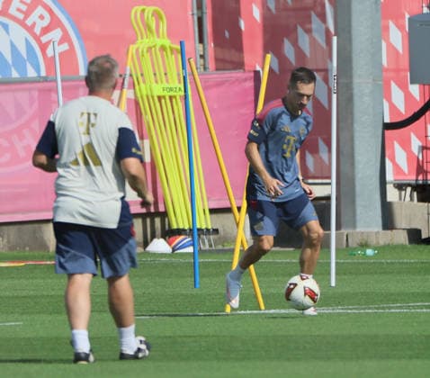 10.08.2026, FC Bayern Training , Saebenerstrasse Muenchen, Fussball, im Bild: Einzelltraining fuer Bryan Zaragoza (FC Bayern Muenchen) mir Benjamin Sommer (FC Bayern Muenchen) *** August 10, 2026, FC Bayern Training, Saebenerstrasse, Munich, Soccer, Sports, Pictured: Individual training for Bryan Zaragoza of FC Bayern Munich with Benjamin Sommer of FC Bayern Munich