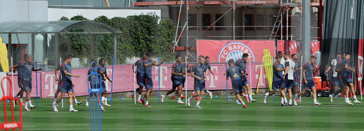 10.08.2026, FC Bayern Training , Saebenerstrasse Muenchen, Fussball, im Bild: Erste Aufwaermung der Saison an der Saebenerstrasse *** August 10, 2026, FC Bayern Training, Säbenerstraße, Munich, Soccer, Sports, Pictured: First warm-up of the season at Säbenerstraße
