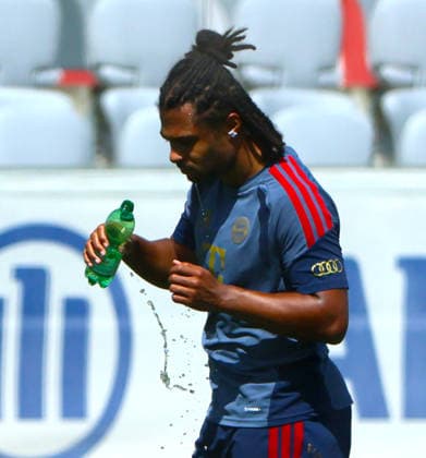 10.08.2026, FC Bayern Training , Saebenerstrasse Muenchen, Fussball, im Bild: Erfrischung fuer Serge Gnabry (FC Bayern Muenchen) *** August 10, 2026, FC Bayern Training, Saebenerstrasse, Munich, Soccer, Sports, Pictured: Serge Gnabry taking a break, FC Bayern Munich