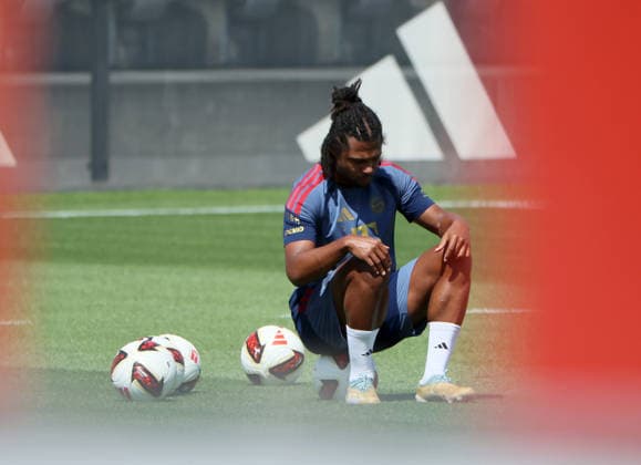 10.08.2026, FC Bayern Training , Saebenerstrasse Muenchen, Fussball, im Bild: Noch nicht der alte Serge Gnabry (FC Bayern Muenchen) *** August 10, 2026, FC Bayern Training, Saebenerstrasse, Munich, Soccer, Sports, Pictured: Serge Gnabry of FC Bayern Munich—not quite back to his old self yet