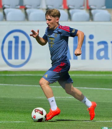 10.08.2026, FC Bayern Training , Saebenerstrasse Muenchen, Fussball, im Bild: Lennart Karl (FC Bayern Muenchen) mit Vulcan salute (Finger) Symbol Star Trek *** August 10, 2026, FC Bayern Training, Saebenerstrasse, Munich, Soccer, Sports, Pictured: Lennart Karl of FC Bayern Munich making the Vulcan salute finger gesture from Star Trek