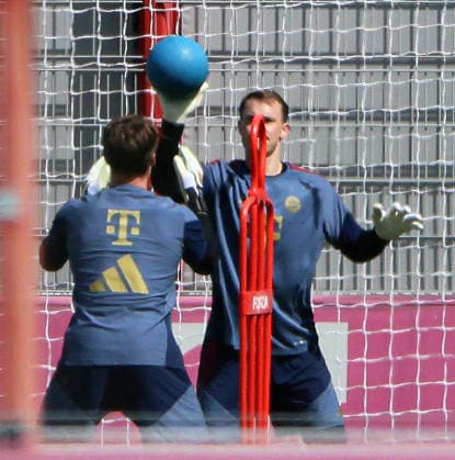 10.08.2026, FC Bayern Training , Saebenerstrasse Muenchen, Fussball, im Bild: Jonas Urbig (FC Bayern Muenchen) und Manuel Neuer (FC Bayern Muenchen) *** August 10, 2026, FC Bayern Training, Saebenerstrasse, Munich, Soccer, Sports, Pictured: Jonas Urbig (FC Bayern Munich) and Manuel Neuer (FC Bayern Munich)