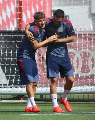 10.08.2026, FC Bayern Training , Saebenerstrasse Muenchen, Fussball, im Bild: Gute Kumpel Lennart Karl (FC Bayern Muenchen) und Arijon Ibrahimovic (FC Bayern Muenchen) *** August 10, 2026, FC Bayern Training, Saebenerstrasse, Munich, Soccer, Sports, Pictured: Good friends Lennart Karl of FC Bayern Munich and Arijon Ibrahimovic of FC Bayern Munich