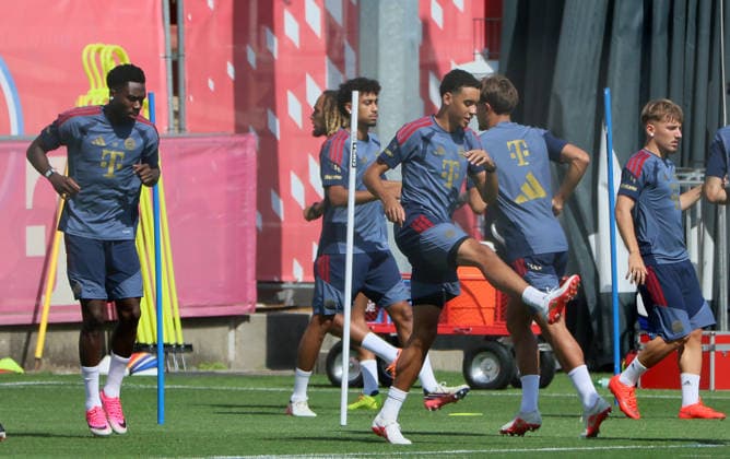 10.08.2026, FC Bayern Training , Saebenerstrasse Muenchen, Fussball, im Bild: Alphons Davies (FC Bayern Muenchen), Sacha Boey (FC Bayern Muenchen), Nathaniel Brown (FC Bayern Muenchen), Jamal Musiala (FC Bayern Muenchen), Tom Bischof (FC Bayern Muenchen) und Lennart Karl (FC Bayern Muenchen) *** August 10, 2026, FC Bayern Training, Saebenerstrasse, Munich, Soccer, Sports, Pictured: Alphons Davies (FC Bayern Munich), Sacha Boey (FC Bayern Munich), Nathaniel Brown of FC Bayern Munich, Jamal Musiala of FC Bayern Munich, Tom Bischof of FC Bayern Munich, and Lennart Karl of FC Bayern Munich