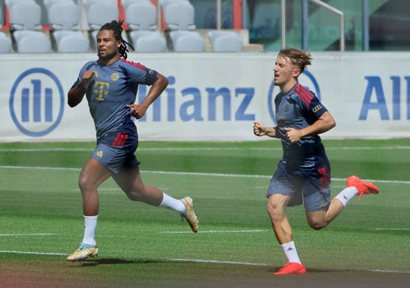 10.08.2026, FC Bayern Training , Saebenerstrasse Muenchen, Fussball, im Bild: Serge Gnabry (FC Bayern Muenchen) und Lennart Karl (FC Bayern Muenchen) *** August 10, 2026, FC Bayern Training, Saebenerstrasse, Munich, Soccer, Sports, Pictured: Serge Gnabry of FC Bayern Munich and Lennart Karl of FC Bayern Munich