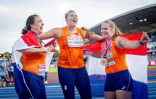 BIRMINGHAM - Alida van Daalen, Jessica Schilder, and Jorinde van Klinken after the shot put final at the European Athletics Championships. It is the first time the European Championships are being held in Great Britain. IRIS VAN DEN BROEK ANP xVIxANPxSportx xxANPxIVx 565234643 originalFilename: 565234643.jpg