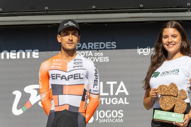 5th Stage Podium At The 87th Volta A Portugal Portuguese cyclist Tiago Antunes of Efapel receives the award for best Portuguese rider after the 5th Stage of the 87th Volta a Portugal, an individual time trial from Anadia to Agueda, Portugal, on August 10, 2026. Agueda Portugal  Copyright: xEduardoxAlmeidax originalFilename:almeida-tiagoant260810_npjwy.jpg