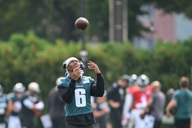 PHILADELPHIA, PA - AUGUST 10: Philadelphia Eagles wide receiver DeVonta Smith 6 flips the ball around during the Philadelphia Eagles training camp on August 10th, 2026 at Jefferson Health Training Complex in Philadelphia, PA. (Photo by Terence Lewis Icon Sportswire) NFL, American Football Herren, USA AUG 10 Eagles Training Camp EDITORIAL USE ONLY Icon260810057