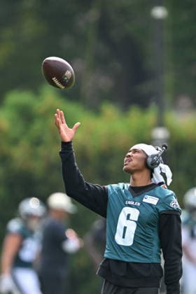 PHILADELPHIA, PA - AUGUST 10: Philadelphia Eagles wide receiver DeVonta Smith 6 flips the ball around during the Philadelphia Eagles training camp on August 10th, 2026 at Jefferson Health Training Complex in Philadelphia, PA. (Photo by Terence Lewis Icon Sportswire) NFL, American Football Herren, USA AUG 10 Eagles Training Camp EDITORIAL USE ONLY Icon260810058
