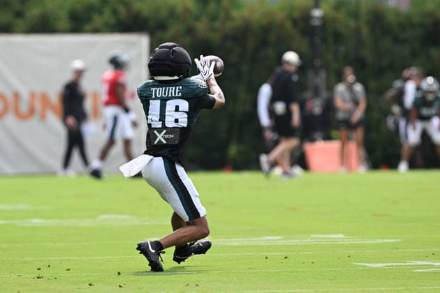 PHILADELPHIA, PA - AUGUST 10: Philadelphia Eagles wide receiver Samori Toure 46 catches the ball during the Philadelphia Eagles training camp on August 10th, 2026 at Jefferson Health Training Complex in Philadelphia, PA. (Photo by Terence Lewis Icon Sportswire) NFL, American Football Herren, USA AUG 10 Eagles Training Camp EDITORIAL USE ONLY Icon260810083