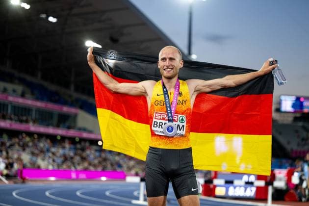 10.08.2026, GBR, Leichtathletik, Europameisterschaft 2026, Abendsession Tag 1, Birmingham Florian Bremm ( Deutschland ) jubelt im Ziel über die Silber Medaille für Platz 2, 5000 Meter Lauf Herren, Finale Birmingham Alexander Stadium England Großbritannien *** August 10, 2026, GBR, Track and Field, 2026 European Championships, Evening Session, Day 1, Birmingham Florian Bremm of Germany celebrates at the finish line after winning the silver medal for second place in the men s 5,000-meter race, final, at Alexander Stadium in Birmingham, England, United Kingdom Copyright: xNordphoto Memmlerx