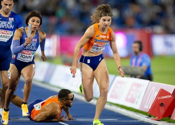 BIRMINGHAM - Myrte van der Schoot and Terrence Agard during the 4x400 mixed relay final at the European Athletics Championships. It is the first time the European Championships are being held in Great Britain. IRIS VAN DEN BROEK ANP xVIxANPxSportx xxANPxIVx 565238943 originalFilename: 565238943.jpg
