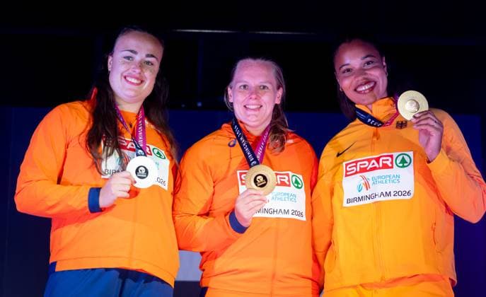 BIRMINGHAM - Jessica Schilder and Jorinde van Klinken during the medal ceremony of the shot put final at the European Athletics Championships. It is the first time that the European Championships are being held in Great Britain. IRIS VAN DEN BROEK ANP xVIxANPxSportx xxANPxIVx 565239757 originalFilename: 565239757.jpg