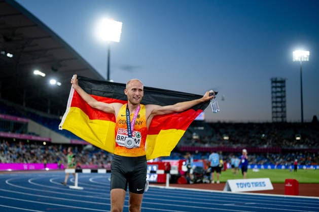 10.08.2026, GBR, Leichtathletik, Europameisterschaft 2026, Abendsession Tag 1, Birmingham Florian Bremm ( Deutschland ) jubelt im Ziel mit Fahne Flagge über die Silber Medaille für Platz 2, 5000 Meter Lauf Herren, Finale Birmingham Alexander Stadium England Großbritannien *** August 10, 2026, GBR, Track and Field, 2026 European Championships, Evening Session Day 1, Birmingham Florian Bremm of Germany celebrates at the finish line with a flag, having won the silver medal for second place in the men’s 5,000-meter race final at Alexander Stadium in Birmingham, England, United Kingdom Copyright: xNordphoto Memmlerx