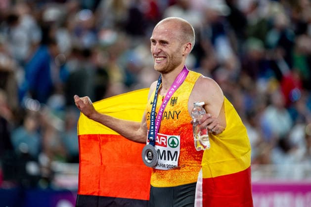 10.08.2026, GBR, Leichtathletik, Europameisterschaft 2026, Abendsession Tag 1, Birmingham Florian Bremm ( Deutschland ) jubelt im Ziel mit Fahne Flagge über die Silber Medaille für Platz 2, 5000 Meter Lauf Herren, Finale Birmingham Alexander Stadium England Großbritannien *** August 10, 2026, GBR, Track and Field, 2026 European Championships, Evening Session Day 1, Birmingham Florian Bremm of Germany celebrates at the finish line with a flag, having won the silver medal for second place in the men’s 5,000-meter race, final, at Alexander Stadium in Birmingham, England, United Kingdom Copyright: xNordphoto Memmlerx