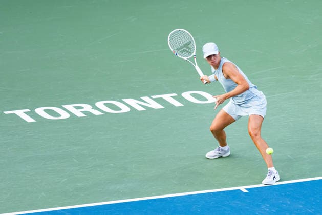 TORONTO, ON - AUGUST 10: Iga Swiatek of Poland returns a shot during her Quarter-final match of the WTA, Tennis Damen National Bank Open tournament on August 10, 2026 at Sobeys Stadium in Toronto, ON, Canada (Photo by Julian Avram Icon Sportswire) TENNIS: AUG 10 National Bank Open EDITORIAL USE ONLY Icon2608100001