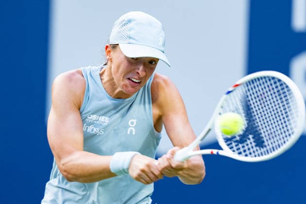 TORONTO, ON - AUGUST 10: Iga Swiatek of Poland returns a shot during her Quarter-final match of the WTA, Tennis Damen National Bank Open tournament on August 10, 2026 at Sobeys Stadium in Toronto, ON, Canada (Photo by Julian Avram Icon Sportswire) TENNIS: AUG 10 National Bank Open EDITORIAL USE ONLY Icon2608100029