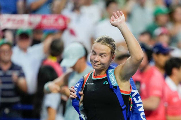 WTA, Tennis Damen Masters 1000 National Bank Open Toronto 2026 - Quarter Finals - Day 10 Diana Shnaider of Russia waves the crowd during the Women™s Singles quarter-final match against Iga ÅöwiÄÖtek of Poland on day 10 of the WTA Masters 1000 National Bank Open at Sobeys Stadium on August 10, 2026, in Toronto, Canada. (Photo by Leonardo Ramirez Eyepix Group) Copyright: xLeonardoxRamirezx xEyepixxGroupx LR_09082026_09796