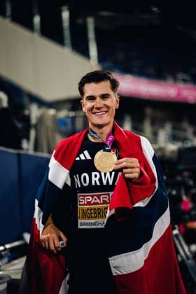 European Athletics Championships; Birmingham, 10.08.2026 Jakob Ingebrigtsen from Norway proudly displays his gold medal while wrapped in the Norwegian flag at the 2026 European Athletics Championships in Birmingham. *** European Athletics Championships, Birmingham, August 10, 2026: Jakob Ingebrigtsen of Norway proudly displays his gold medal while wrapped in the Norwegian flag at the 2026 European Athletics Championships in Birmingham Copyright: xBEAUTIFULxSPORTS Flatemerschx
