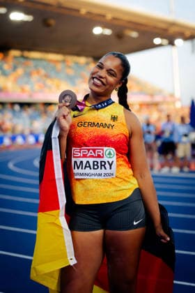 European Athletics Championships; Birmingham, 10.08.2026 Yemisi Mabry from Germany celebrates with her medal and flag at the 2026 European Athletics Championships in Birmingham. *** European Athletics Championships, Birmingham, August 10, 2026: Yemisi Mabry of Germany celebrates with her medal and flag at the 2026 European Athletics Championships in Birmingham Copyright: xBEAUTIFULxSPORTS Flatemerschx