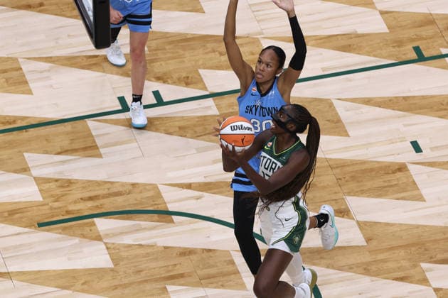 August 10, 2026, Seattle, Washington, USA: Seattle Storm forward-center EZI MAGBEGOR (13) controls the ball while defended by Chicago Sky forward-center AZURA STEVENS (30) in the second quarter of the WNBA, Basketball Damen, USA match between the Seattle Storm and Chicago Sky at Climate Pledge Arena in Seattle. Seattle USA - ZUMAd218 20260810_zsp_d218_018 Copyright: xRichardxDizonx
