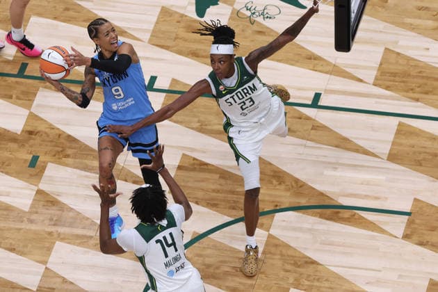 August 10, 2026, Seattle, Washington, USA: Chicago Sky guard NATASHA CLOUD (9) controls the basketball while defended by Seattle Storm forward JORDAN HORSTON (23) in the first quarter of the WNBA, Basketball Damen, USA match between the Seattle Storm and Chicago Sky at Climate Pledge Arena in Seattle. Seattle USA - ZUMAd218 20260810_zsp_d218_027 Copyright: xRichardxDizonx