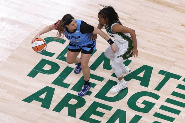 August 10, 2026, Seattle, Washington, USA: Chicago Sky guard RACHEL BANHAM (24) controls the basketball in the first quarter of the WNBA, Basketball Damen, USA match between the Seattle Storm and Chicago Sky at Climate Pledge Arena in Seattle. Seattle USA - ZUMAd218 20260810_zsp_d218_029 Copyright: xRichardxDizonx