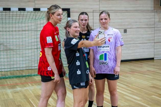 Handball Bundesliga Frauen,HBF, Saison 2026 2027-SV Union Halle-Neustadt Teamfoto Halle, Deutschland 10.August 2026: Im Bild:v.li.Tina Wagenlader (Halle), Elisa Moeschter Presse und Oeffentlichkeitsarbeit, Emma Hertha (Halle) und Viktoria Marksteiner (Halle) Halle Saale SWH Arena Sachsen-Anhalt Deutschland *** Women s Handball Bundesliga (HBF), 2026–2027 Season SV Union Halle Neustadt Team Photo Halle, Germany August 10, 2026 Pictured from left: Tina Wagenlader (Halle), Elisa Moeschter (Press and Public Relations), Emma Hertha (Halle), and Viktoria Marksteiner (Halle) Halle an der Saale, SWH Arena, Saxony-Anhalt, Germany