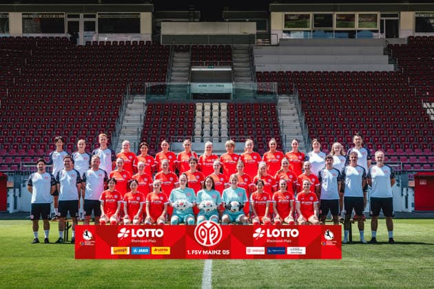 Hintere Reihe v.l.n.r.: Sho Chikaraishi, Lena Mandrella, Marc Schaum, Sabina Jackson, Emma Junold, Gentiana Fetaj, Chiara Bouziane, Paula Flach, Suguri Hashitani, Maja Pageler, Ivana Slipcevic, Mara Bukowski, Sandra Kärger, Carmen Müller, Takashi Yamashita; mittlere Reihe, v.l.n.r.: Fabio Di Dio Parlapoco, David Lischik, Alexander Ulbrich, Mattson Strickler, Leonie Stöhr, Johanna Berg, Anna Donner, Saskia Matheis, Nadine Anstatt, Christine Kilian, Marie Voth, Nicola Hauk, Tim Meurer, Marcel Kostadinov, Elvir Smajlovic; vordere Reihe, v.l.n.r.: Yurina Imai, Akari Kurishima, Lara Martin, Laura Pawlowski, Mamiko Matsumoto, Marisa Schön, Rio Takizawa, Vital Kats, Kara Bathmann - Fussball, Frauen, 1. Bundesliga - Porträttermin 2026 2027 - 1. FSV Mainz 05 - 16.07.26 *** Back row, from left to right: Sho Chikaraishi, Lena Mandrella, Marc Schaum, Sabina Jackson, Emma Junold, Gentiana Fetaj, Chiara Bouziane, Paula Flach, Suguri Hashitani, Maja Pageler, Ivana Slipcevic, Mara Bukowski, Sandra Kärger, Carmen Müller, Takashi Yamashita; middle row, from left to right: Fabio Di Dio Parlapoco, David Lischik, Alexander Ulbrich, Mattson Strickler, Leonie Stöhr, Johanna Berg, Anna Donner, Saskia Matheis, Nadine Anstatt, Christine Kilian, Marie Voth, Nicola Hauk, Tim Meurer, Marcel Kostadinov, Elvir Smajlovic; front row, from left to right: Yurina Imai, Akari Kurishima, Lara Martin, Laura Pawlowski, Mamiko Matsumoto, Marisa Schön, Rio Takizawa, Vital Kats, Kara Bathmann Soccer, Women, 1st Bundesliga Photo Shoot 2026–2027 1 FSV Mainz 05 07 16 26