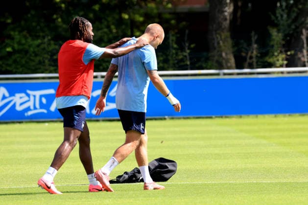 11.08.2026, DEU GER, Fussball , 2.Fussballbundesliga, Saison 2026 2027), Sportforum, Hertha BSC, Training Jon Dabur Thorsteinsson (Hertha BSC Berlin 24), verletzt, von Deyovaisio Zeefuik (Hertha BSC Berlin 42) 2. Liga: DFB DFL regulations prohibit any use of photographs as image sequences and or quasi-video) Berlin Sportforum Berlin Deutschland *** August 11, 2026, Germany, Soccer, 2. Bundesliga, 2026–2027 Season, Sportforum, Hertha BSC, Training: Jon Dabur, Thorsteinsson, Hertha BSC Berlin 24, injured, Deyovaisio Zeefuik, Hertha BSC Berlin 42, 2nd Division, DFB and DFL regulations prohibit any use of photographs as image sequences and or quasi-video. Berlin Sportforum, Berlin, Germany Copyright: xNordphotox xEnglerx