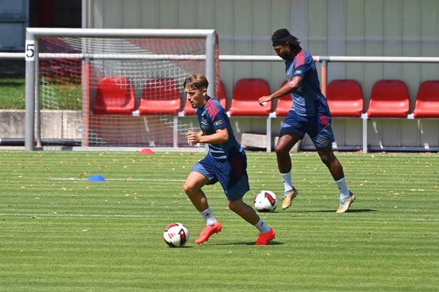 Lennart KARL (Bayern Muenchen) am Ball, hi: Serge GNABRY (FC Bayern Muenchen), Training FC Bayern Muenchen am 11.08.2026. Fussball 1. Bundesliga,Saison 2026 2027. *** Lennart KARL, Bayern Munich, on the ball; hi, Serge GNABRY, FC Bayern Munich; FC Bayern Munich training session on August 11, 2026; Soccer, Bundesliga 1, 2026–2027 season