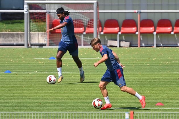 Lennart KARL (Bayern Muenchen) am Ball, hi: Serge GNABRY (FC Bayern Muenchen), Training FC Bayern Muenchen am 11.08.2026. Fussball 1. Bundesliga,Saison 2026 2027. *** Lennart KARL, Bayern Munich, on the ball; hi, Serge GNABRY, FC Bayern Munich; FC Bayern Munich training session on August 11, 2026; Soccer, Bundesliga 1, 2026–2027 season