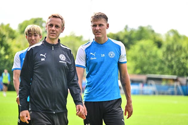 11.08.2026, Fußball, Herren, 2.BL, Saison 2026 2027, Training Holstein Kiel Phil Harres (re.) Kiel, Projensdorf Projensdorf, Trainigsplatz Schleswig-Holstein Deutschland *** August 11, 2026, Soccer, Men s, 2nd Division, 2026–2027 Season, Holstein Kiel Training, Phil Harres, Kiel, Projensdorf, Projensdorf, Training Field, Schleswig-Holstein, Germany
