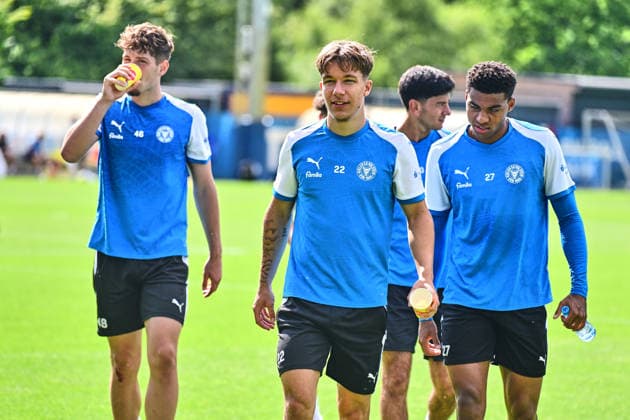 11.08.2026, Fußball, Herren, 2.BL, Saison 2026 2027, Training Holstein Kiel Moritz Reimers mit Ikem Ugoh (re.) und Hamza Muqaj (li.) Kiel, Projensdorf Projensdorf, Trainigsplatz Schleswig-Holstein Deutschland *** August 11, 2026, Soccer, Men s, 2nd Division, 2026–2027 Season, Holstein Kiel training session: Moritz Reimers (right) with Ikem Ugoh (left) and Hamza Muqaj (left), Kiel, Projensdorf, Projensdorf, Training Ground, Schleswig-Holstein, Germany