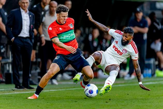 NIJMEGEN - N.E.C. Nijmegen verdediger Clement Bischoff, Olympiacos Piraeus vedediger Rodinei tijdens de Champions League wedstrijd tussen N.E.C. en Olympiacos in Stadion de Goffert op 11 augustus 2026 in Nijmegen , Nederland. - *** NIJMEGEN N E C Nijmegen defender Clement Bischoff and Olympiacos Piraeus defender Rodinei during the Champions League match between N E C and Olympiacos at De Goffert Stadium on August 11, 2026, in Nijmegen, the Netherlands