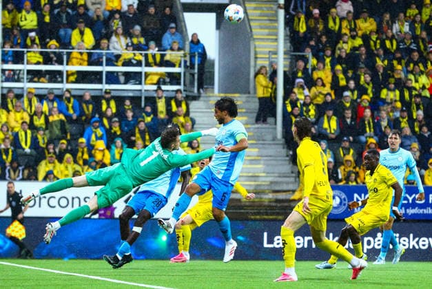 Fotball, Champions League 2025 2026: Bodo Glimt - Union Saint-Gilloise Bodo 20260811. Vic Chambaere kaster seg under kvalifiseringskampen til Champions League mellom Bodo Glimt og Union Saint-Gilloise pa Aspmyra stadion. Foto: Mats Torbergsen NTB Bodo Norge EDITORIAL USE ONLY. RESTRICTED USE FOR BETTING COMPANIES Ref:_SPOXub_bE2WSmA.jpg *** Soccer, Champions League 2025–2026 Bodo Glimt vs. Union Saint-Gilloise Bodo, August 11, 2026 Vic Chambaere dives during the Champions League qualifying match between Bodo Glimt and Union Saint-Gilloise at Aspmyra Stadium. Photo: Mats Torbergsen, NTB Bodo Norway EDITORIAL USE ONLY RESTRICTED USE FOR BETTING COMPANIES  Copyright: xMatsxTorbergsenx xNTBx