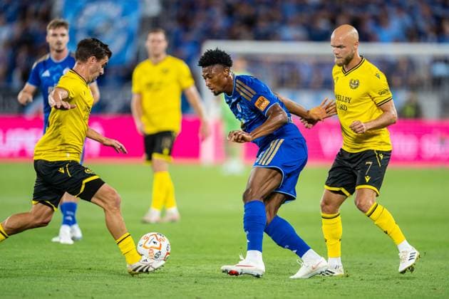 Rahim Ibrahim in a battle for the ball withViktor Gustafson during Champions League qualifying round 3 match, SK Slovan Bratislava - Mjallby AIF , 11. august 2026, Tehelne pole Stadium, Bratislava, Slovakia Copyright: xMICHALxFAJT,ZOSPORTU.SKx MAJ_5734